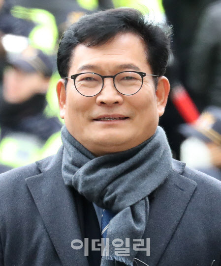 ‘민주당 돈봉투 핵심’ 송영길, 첫 재판서 혐의 부인…“관련성 없다”