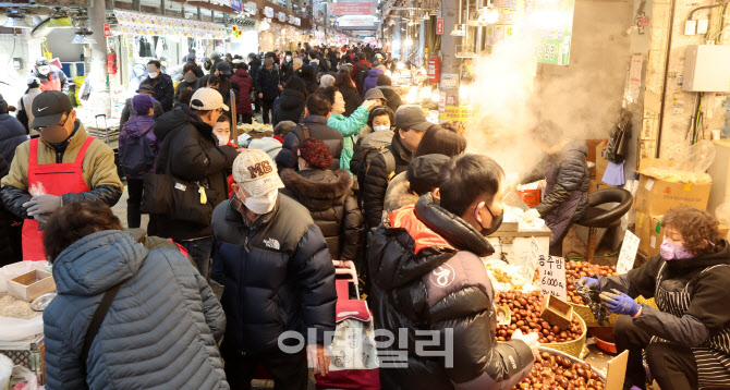 [포토]설 명절 앞둔 전통시장, 인파로 북적북적