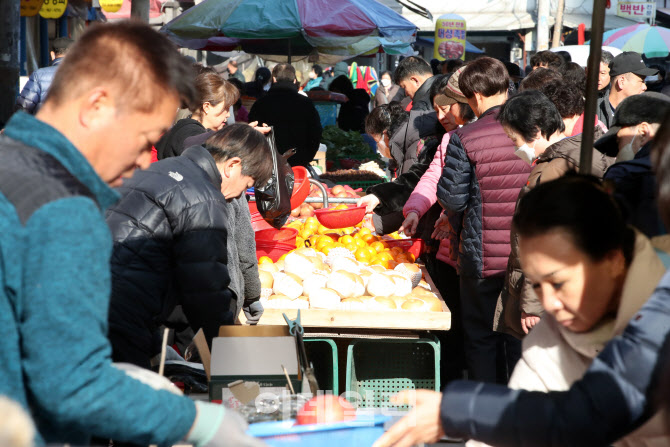 [포토]'전통시장에서 설 준비하는 시민들'