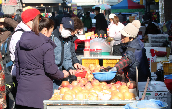 [포토]'전통시장에서 설 제수용품 준비하는 시민들'