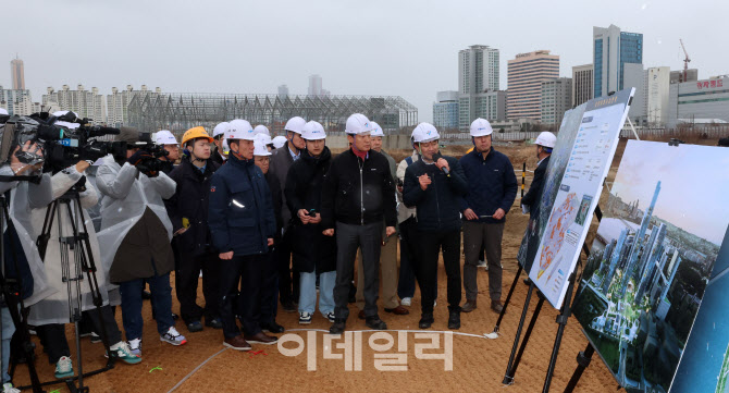 [포토]용산국제업무지구 개발계획 설명 듣는 오세훈 서울시장
