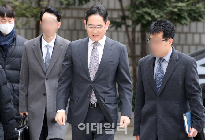 [포토]'경영권 불법 승계 의혹' 1심 선고 공판 출석하는 이재용 회장