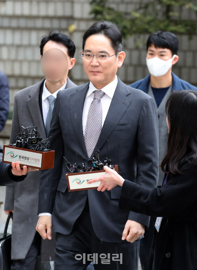 [포토]'경영권 불법 승계 의혹' 1심 선고 공판 출석하는 이재용 삼성전자 회장