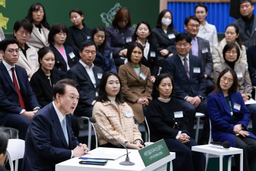 尹, 초등학생 학부모와 ‘늘봄학교 토론’…“저도 재능기부하겠다”