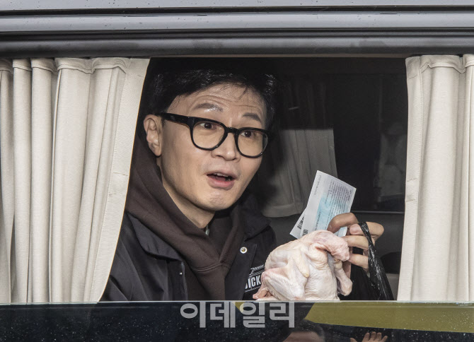[포토]한동훈 국민의힘 비대위원장, 지지자들에게 인사