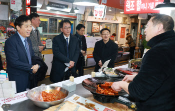 김주현 금융위원장, 전통시장 방문 민생현장 점검