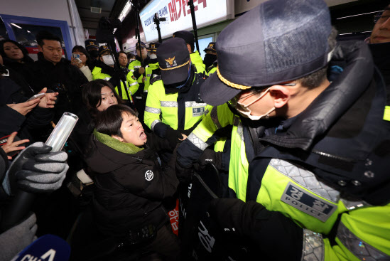 출근길 지하철 시위하던 전장연 활동가 1명 체포