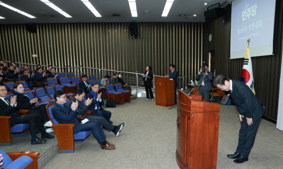 민주당, 의총서 '준연동형·통합비례당' 만장일치 추인