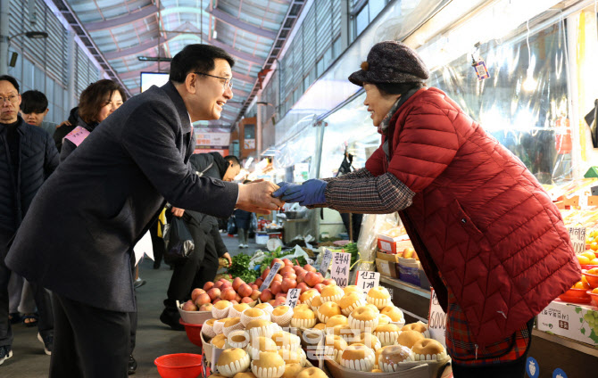 [포토] 문헌일 구로구청장, 설맞이 ‘장터 달구미’ 행사