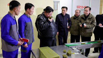 北김정은, 생필품 공장 현장 방문…지방발전 전략 점검