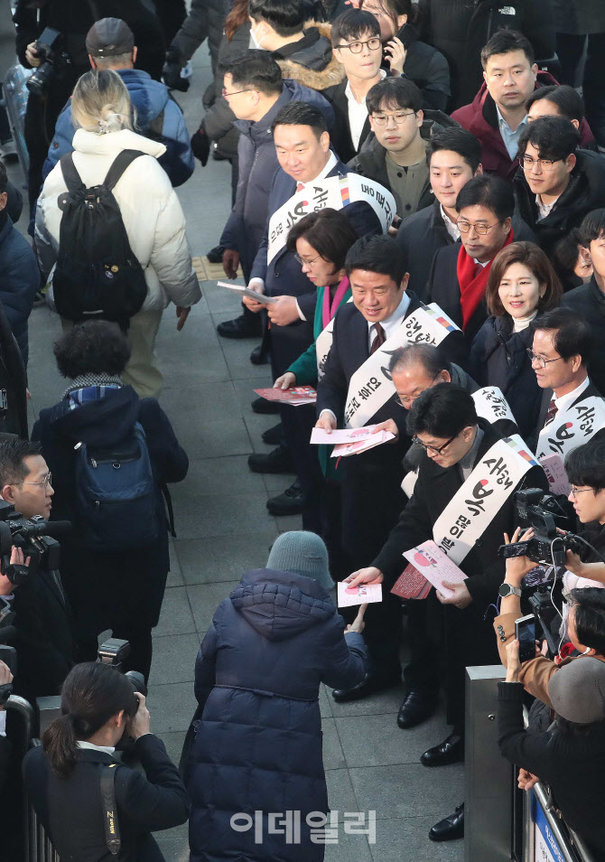 [포토]한동훈, 설날 맞아 서울역 귀성 인사