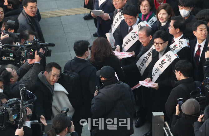 [포토]한동훈 위원장, 설날 맞아 서울역 귀성 인사