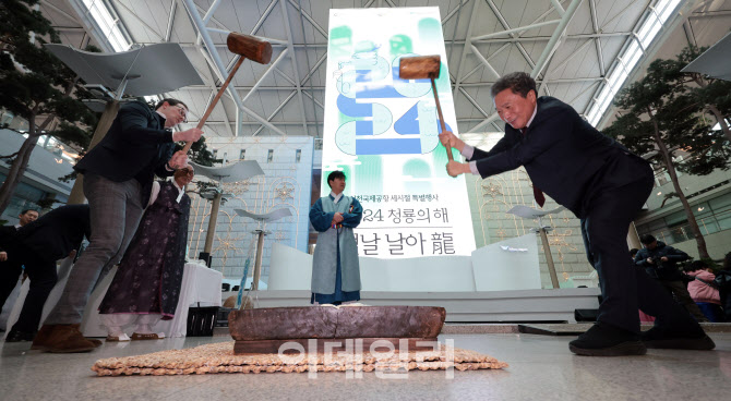 [포토]이학재 사장, 떡메치기 체험