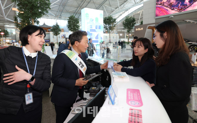 [포토]여행객 안내하는 이학재 인천국제공항공사 사장