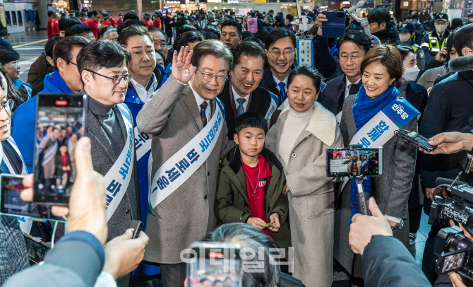 [포토]귀성객들과 기념촬영하는 이재명 대표