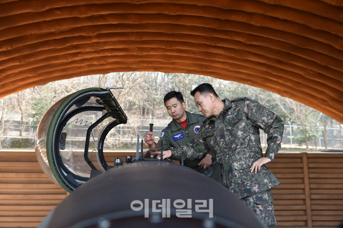 [포토]김명수 합참의장, '8전투비행단 작전태세 점검'