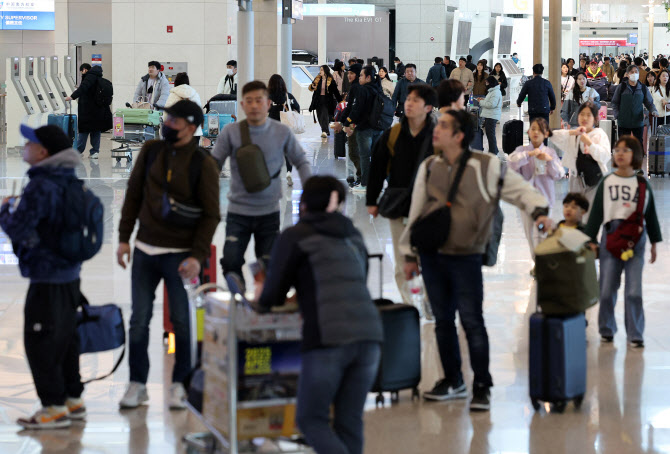 명절 연휴 맞아 여행객 붐비는 인천공항