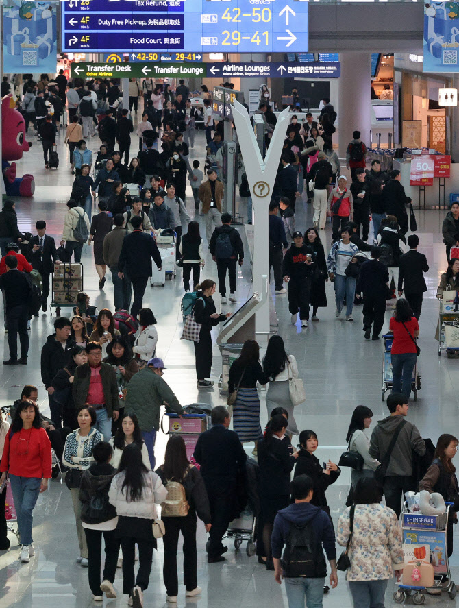 설 연휴 첫날, 북적이는 인천공항