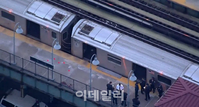 [속보]美 뉴욕 지하철서 총격 사건…1명 사망 5명 부상