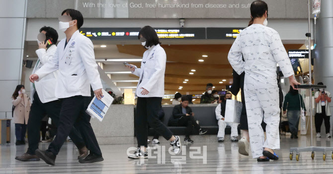 [포토]전공의, 아직은 집단행동 자제…정부 강경기조에 '신중 모드'