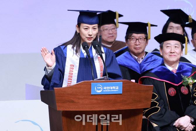 [포토]국민대 학위수여식에서 축사하는 가수 이효리