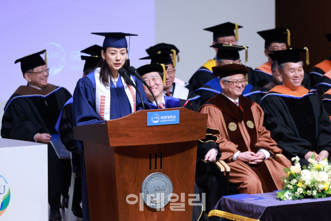 [포토]국민대 학위수여식에서 축사하는 이효리