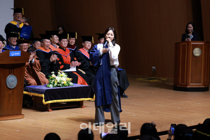 [포토]'국민대 98학번' 이효리, 졸업식 축하무대