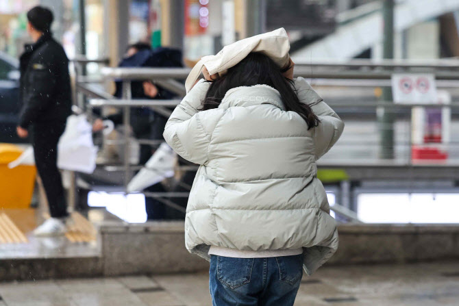 전국 눈·비…낮부터 찬공기 남하해 '기온 쌀쌀'[내일날씨]