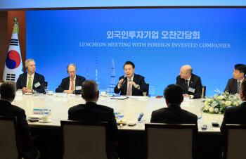 尹대통령 “한국 투자한 외국인기업에 반대급부로 세제 지원”(종합)