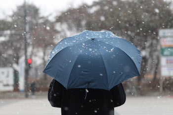 '우산 챙기세요' 전국에 눈·비…낮부터 기온 낮아져