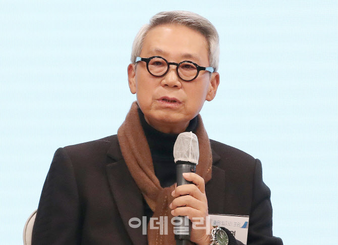 [포토]패널들과 토론하는 이근면 전 인사혁신처장