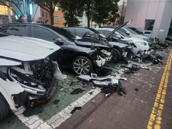 순식간에 '쾅.쾅.쾅!'…아수라장 된 부산 서구청 주차장