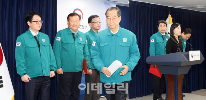 [포토]한덕수 총리, "의료공백 피해는 국민에…생명·건강 볼모로 삼아선 안돼"