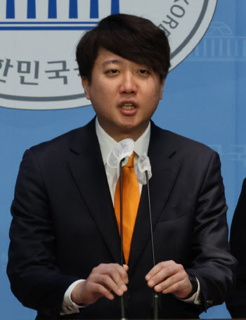 이준석 "전장연 시위 옹호한 배복주 입당, 상식적으로 이해 어려워"