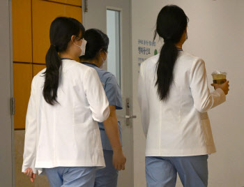 60 넘은 노교수도 ‘불안’…“반년 기다린 환자 수술도 연기”