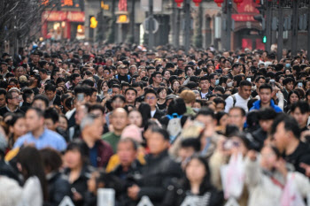 춘절 연휴에 소비 군불 땐 중국, 서비스업 매출 52% 뛰어