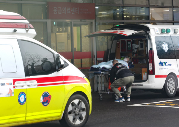 "수술 받으려 미국서 귀국했는데"…전공의 전격 파업, 환자들 '멘붕'