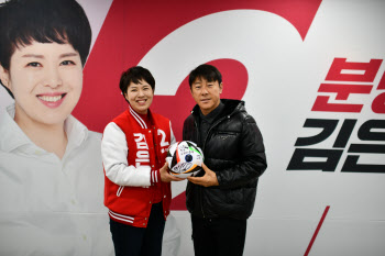 '성남FC 레전드' 신태용, 김은혜 지지선언 "최고 성과 낼 사람"