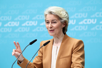 첫 여성 EU 집행위원장 연임 도전 "유럽 국방력 강화"