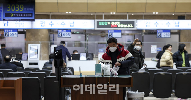 [포토]전공의 집단 사직, 경찰병원 찾은 시민들