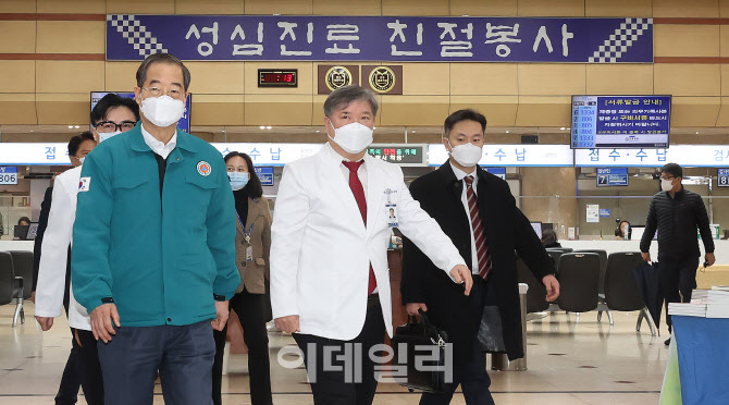 [포토]경찰병원 방문한 한덕수 총리 '비상 의료체계 점검'