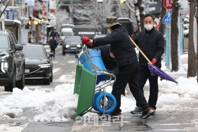 [포토]눈 치우는 아침