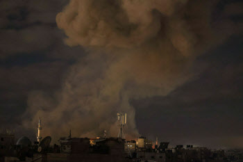 이스라엘, 가자지구 남부 라파 공습에 일가족 12명 사망