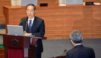 한덕수 "이승만, 정부수립 기틀 마련…정치적 과오만 부각돼"