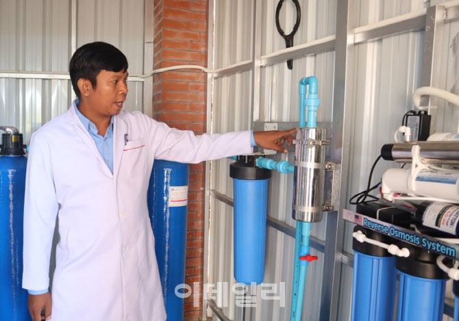 “깨끗한 물로 건강을”… 휠라, 캄보디아에 정수시설 지원