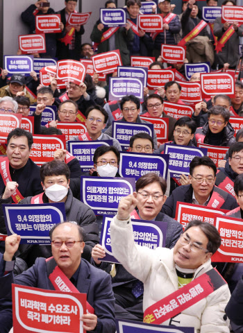 대통령실 “30년간 의사 증원 못해…2000명 축소 계획 없어”