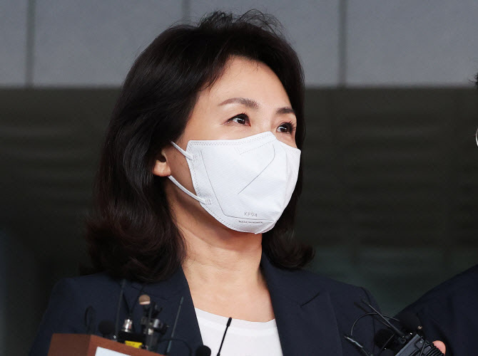 '법카 의혹' 김혜경, 오늘 첫 재판…법원에 '신변 보호' 요청