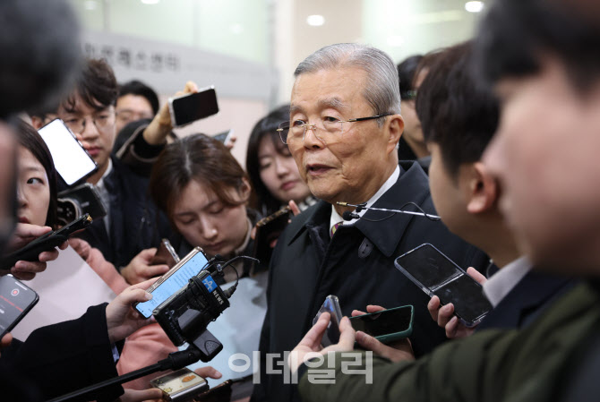 [포토]취재진 질문에 답하는 김종인 개혁신당 공천관리위원장