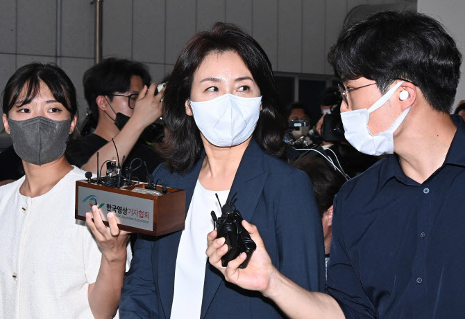 '선거법 위반' 김혜경, 신변보호 받고 법원 출석