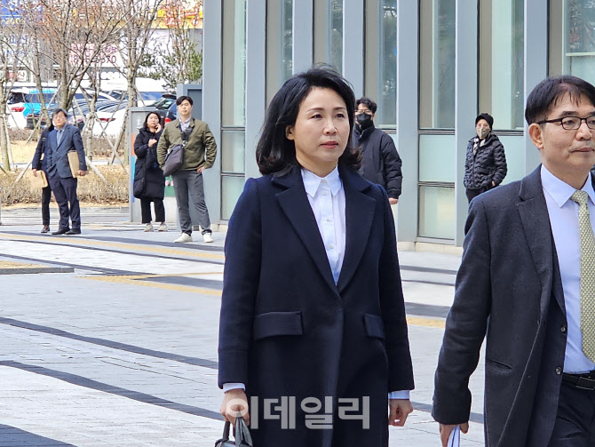 [속보]첫 재판 출석한 김혜경측 "뒤늦게 기소, 정치검찰이라도 너무해"